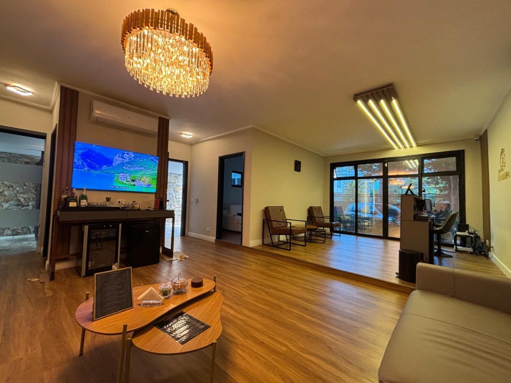 Sala principal com lounge, área social e pé-direito amplo do SPA Vila Olímpia